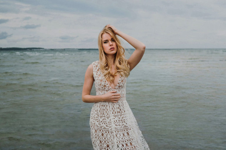 Eine Wassernixe an der Ostsee-Portraitshooting mit Caro